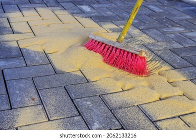 Schleudern in gelbem Sand auf einer Baustelle