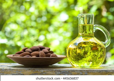 Sweet Almond Massage Oil: mixed with essential oils to Oil Massage is the ideal spa for Massage Treatment, mixed with liquid soap, lotions, creams, shampoos, Make up remover, Eye remover.