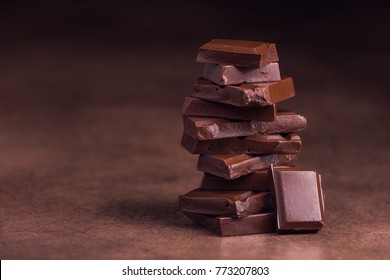 süßer Schokoladenturm auf Steintisch