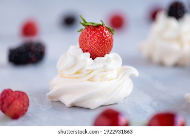 Sweet mini pavlova with fruit and meringue