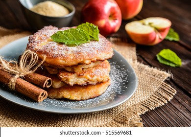 Des crêpes sucrées à base de pommes, de cailloux et de cannelle