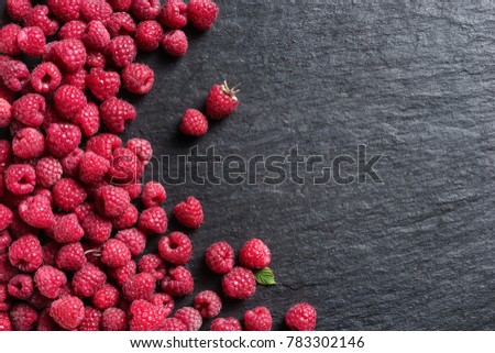 Frische Himbeeren in einem kleinen Metalleimer