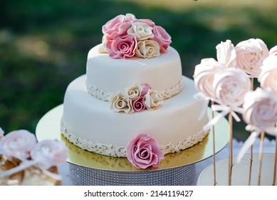 Sweet White Buttercream Round Cake Whit Roses Flower