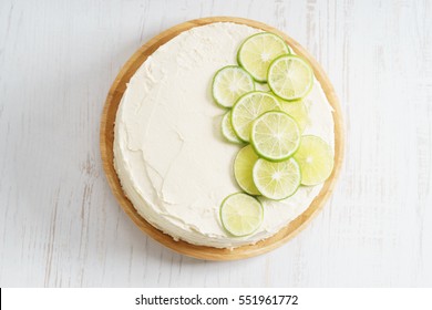 Sweet White Buttercream Round Cake With Sliced Lime On Top