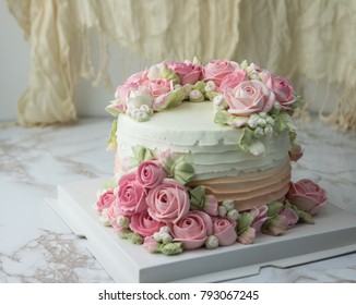 Sweet White Buttercream Round Cake Whit Roses Flower