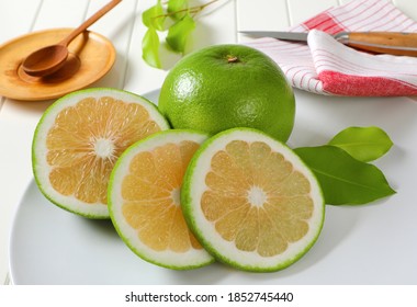 Sweetie fruit (green grapefruit, pomelit) - whole fruit and slices
