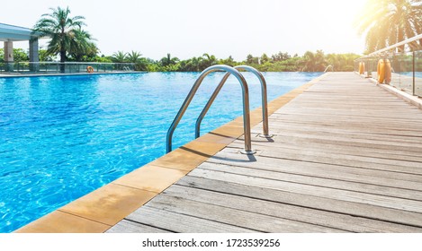 Schwimmbad mit Treppe und Holzdeck.