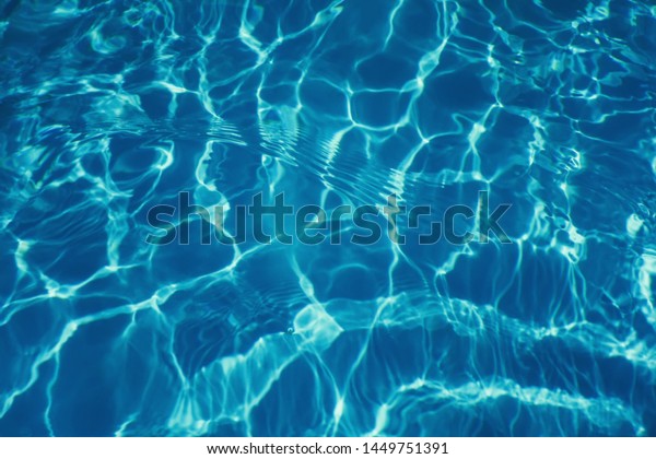 反射する背景にプールの水 波紋の水 の写真素材 今すぐ編集