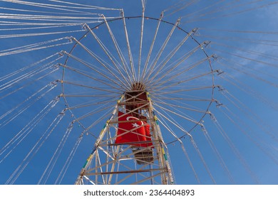 Swing from the lower angle, fun at the fair