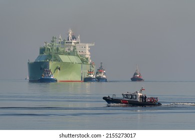 SWINOUJSCIE, WEST POMERANIAN - POLAND - 2022: Border Guard Boat Secured A LNG Tanker Going To The Port