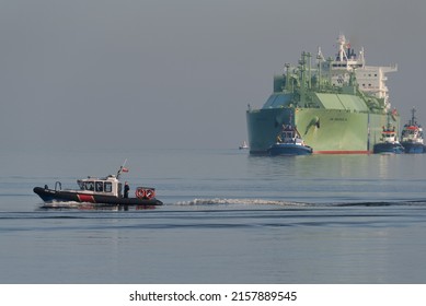 SWINOUJSCIE, WEST POMERANIAN - POLAND - 2022: Border Guard Boat Secured A LNG Tanker Going To The Port