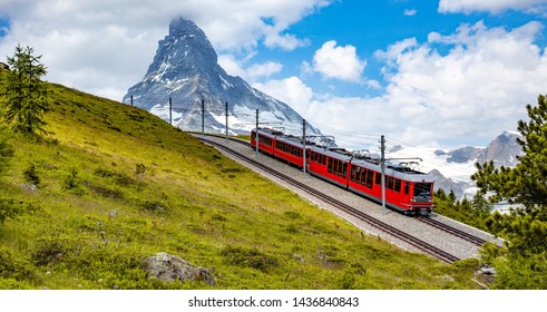 Schweizer Schönheit, Zahnradbahn unter atemberaubendem Matterhorn, Zermatt, Wallis, Schweiz, Europa