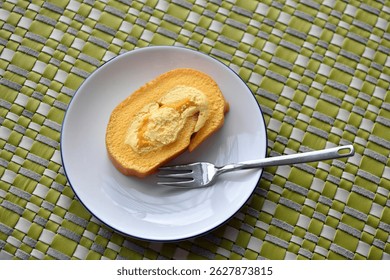 Un rollo suizo, rollo de gelatina, rollo de pastel, rollo de crema, rollo, tronco suizo o pastel suizo es un tipo de bizcocho enrollado lleno de crema batida, mermelada, glaseado o cualquier tipo de relleno. 