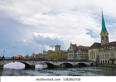 Zürich, Switzerland - 12.31.2018: The Münsterbrücke Bridge Spans The Limmat River Near The Fraumünster In Zurich's Old Town.