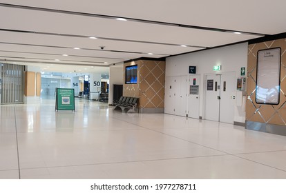 Sydney Australia 17 May 2021 Editorial Content Empty Airport Terminal Boarding Gates No Passengers With Sign Stating That Masks Are Mandatory