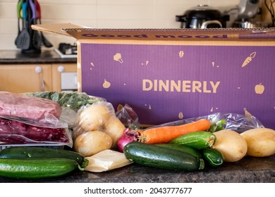 Sydney, Australia 2021-08-04 Dinnery Cardbord Box With Meal Kits On A Kitchen Counter. Australian Subscription Delivery Meal Kit Service