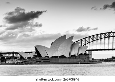 698 Sydney opera house black and white Images, Stock Photos & Vectors ...