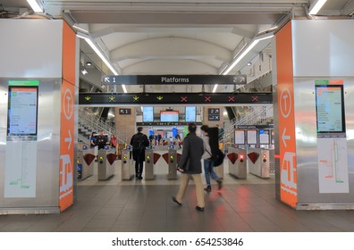 SYDNEY AUSTRALIA - MAY 31, 2017: Unidentified People Travel At Circular Quay Train Station.