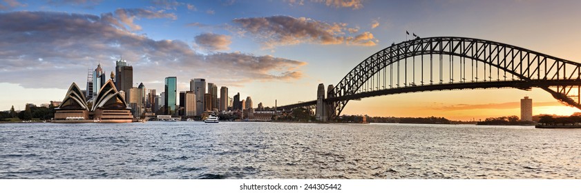 Сидней Австралия Новый Южный Уэльс ориентиры на закат солнца, когда оранжевое солнце садится за портовым мостом в широком панорамном виде