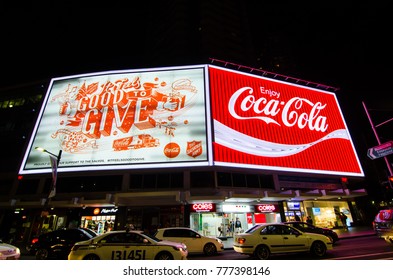 SYDNEY, AUSTRALIA. – On December 18, 2017. - The Coca-Cola Billboard At The Top Of William Street, Kings Cross, Sydney At Night.