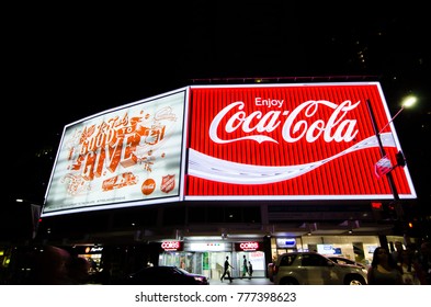 SYDNEY, AUSTRALIA. – On December 18, 2017. - The Coca-Cola Billboard At The Top Of William Street, Kings Cross, Sydney At Night.