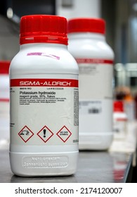 Sydney, Australia - Sep 27, 2021: Potassium Hydroxide Chemical From Sigma-Aldrich Supplier. Globally Harmonized System Of Classification And Labelling Of Chemicals (GHS) Symbols Printed On The Label.