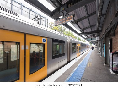 Sydney, New South Wales, Australia - January 27, 2017: Sydney Train Station. Many People Waiting The Train Coming To Go To Sydney CBD For Work, Travel, Shopping,...