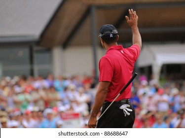  SYDNEY - NOV 13:  American golfer Tiger Woods waves goodbye to the crowd at the Emirates Australian Open at The Lakes golf course. Sydney - November 13, 2011