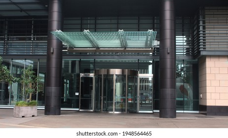 Sydney, NSW Australia - May 25 2020: Entrance To A Modern High-rise Office Building. Glass And Revolving Glass Doors. Barangaroo
