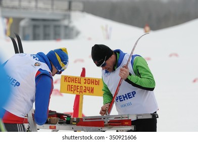 SYKTYVKAR, RUSIA - 2 DE ABRIL DE 2013: gente preparando el esquí para el campeonato de esquí de fondo ruso-2013. Había sido administrado por la Federación Rusa de Esquí Transnacional en Syktyvkar.