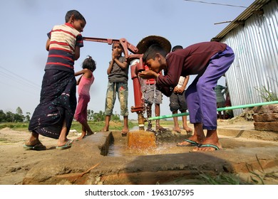 Sylhet, Bangladesh - 20 April 2021: The Children Are Drinking Water From A Tube Well.