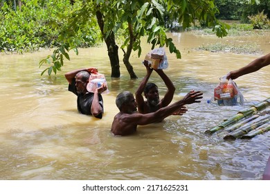 Sylhet, Bangladesh - 25 June 2022: Severe Shortage Of Food And Clean Water In Flood Prone Areas. People Are Returning With The Relief Distributed At The Initiative Of A Private Organization.