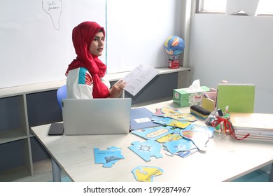 Sylhet, Bangladesh - 29 May 2021: A Teacher Is Teaching In A School Classroom.