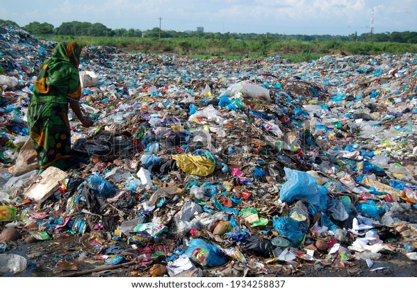 Sylhet, Bangladesh - 6 October 2015: Workers are
working in Toxic waste dumping management with health risks without
adequate safety.