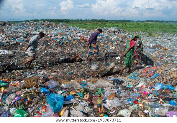 Sylhet, Bangladesh - 6 October 2015: Workers are\
working in Toxic waste dumping management with health risks without\
adequate safety.