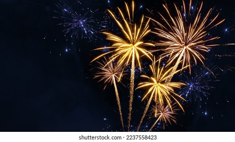Sylvester, feliz año nuevo, pancarta de fondo de vísperas de 2023 del año nuevo - fuegos artificiales de oro pirotecnia en el cielo negro oscuro de la noche