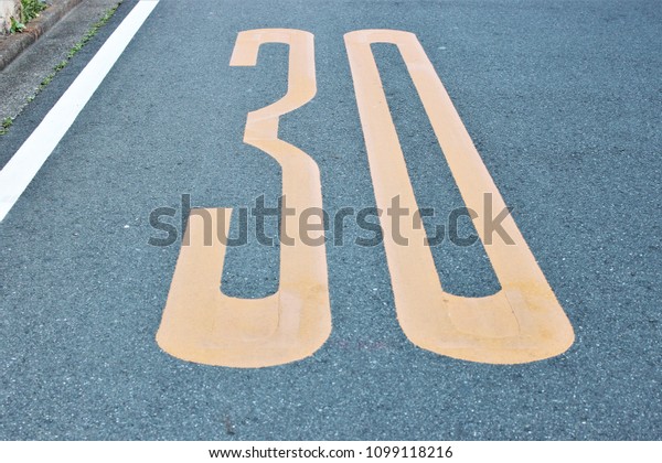 Symbol  do not drive more than thirty kilometers per\
hour on Japanese road