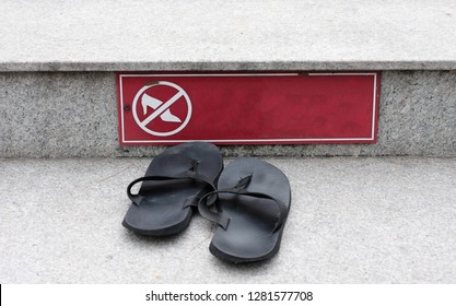 Symbol Do Not Remove Shoes,sign