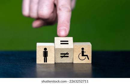 Símbolo de igualdad de derechos de las personas con discapacidad. La mano gira el cubo de madera y cambia el signo desigual a un signo igual.