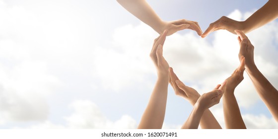 Símbolo e forma de coração criado a partir das mãos. O conceito de unidade, cooperação, parceria, trabalho em equipe e caridade.