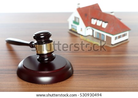 symbolic auctioneer with gavel and house model