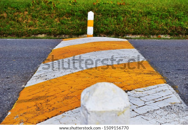 Symbolson the road\
surface to slow down the\
car