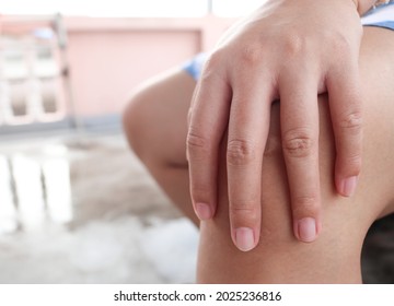 Symptom To Muscle Weakness, Pain, And Tingling At The Nerve Endings Of The Knee This Is A Side Effect Of Guillain-Barre Syndrome After Vaccination Against COVID-19.