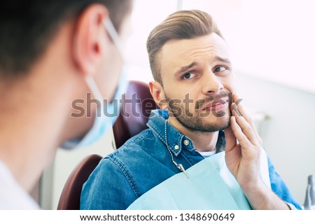 Similar – Foto Bild Ein Zahnarzt macht eine digitale Röntgenaufnahme mit einem männlichen Patienten in einer Zahnklinik. Panorama-Röntgenaufnahme. Moderne professionelle zahnärztliche Ausrüstung für Krankenhaus, Klinik, medizinisches Zentrum.