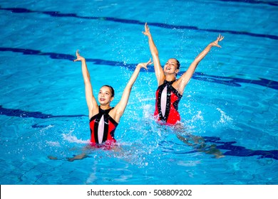 Synchronized Swimmers 