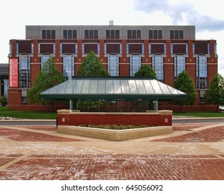 Syracuse, New York, USA. May 21, 2017. Bus Stop And The Syracuse University Center For Science And Technology Building On College Place In Syracuse, New York