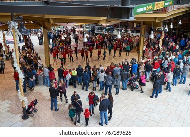 Syracuse, NY 06/02/2017: A Crowd Gathers At Destiny USA In Syracuse Ny To Watch A Dance Recital. 