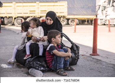 Syrian refugees (mainly from Aleppo and Idlib) entering Turkey in Kilis. Most of them will live in refugee camp. September 8, 2017; Kilis, Turkey.