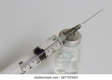 Spritze zum Auftragen eines Impfstoffes gegen Coronavirus.