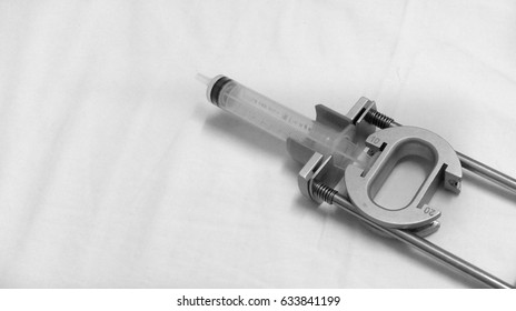 Syringe And Instrument For Fine Needle Aspiraton Biopsy